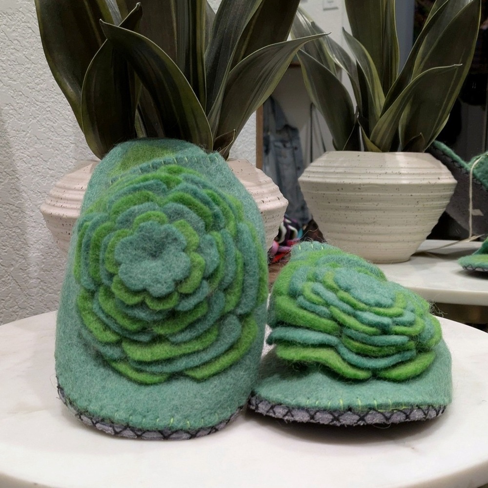 Prana Peacock Eye Peony Slippers NWT Women S Green Floral Felted Wool Slides NEW
